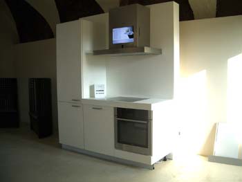 Cucina bianca con elettrodomestici Siemens e con una cappa dotat