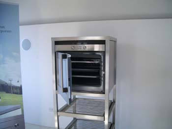 Forno con apertura dell'anta a bandiera